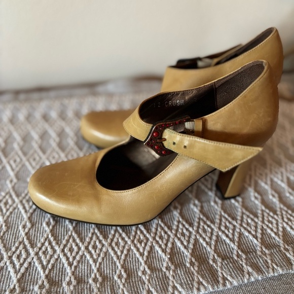 Donald J. Pliner Camel Leather Beweled Buckle Mary Jane Heels Size 7. 3 1/4” - Picture 3 of 9